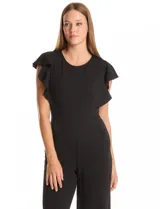 Enterito negro de crepe liviano con cuello redondo, mangas cortas con volados, corte en la cintura, bolsillos funcionales y cierre invisible en la espalda. La parte inferior es de pierna ancha tipo palazzo.