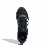 Championes Adidas Runtamed de diseño deportivo, color negro con detalles en gris y las icónicas tres tiras blancas en los laterales. Presentan una suela con plataforma blanca y refuerzos en la puntera y talón.