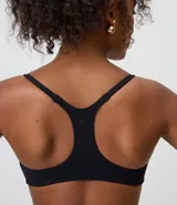 Top deportivo Get Over de microfibra color negro, con escote redondo, tirantes medianos regulables y copas incorporadas.