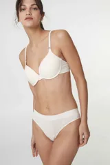 Bombacha tipo bikini de tiro medio, confeccionada en microfibra sin costuras con acabado suave. Presenta un pequeño logo estampado en el lateral y refuerzo interior de algodón.