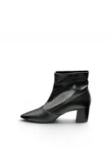 Bota corta de tacón ancho, color plateado metalizado, con punta fina y diseño ajustado al tobillo.