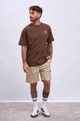 Remera marrón de manga corta con estampado de cafetera y texto en el pecho.