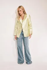 Pantalón de jean celeste de corte wide leg con roturas en las rodillas.