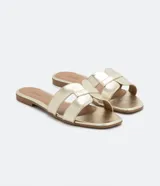 Sandalias planas color verde militar, con puntera cuadrada y dos tiras horizontales en la parte delantera.