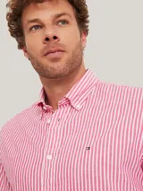 Camisa de hombre Tommy Hilfiger de manga corta con cuello abotonado y diseño a rayas verticales rojas y blancas.
