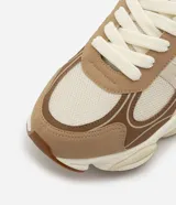 Championes estilo dad sneaker color beige, blanco y marrón, con cordones y suela alta.