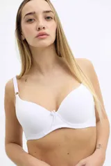 Soutien blanco armado con aro, copas preformadas y detalle de moño en el centro. Tirantes ajustables y cierre de corchetes en la espalda.