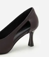 Zapato tipo scarpin de poliuretano con acabado liso, diseño de punta fina y recorte lateral tipo cutout. Cuenta con un tacón mediano de 7 cm, plantilla suave y forro textil.