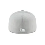 Gorro New Era gris con logo de los L.A. Dodgers bordado en el frente.