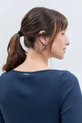 Remera de manga tres cuartos con cuello redondo, confeccionada en tejido de punto liso, con un ajuste entallado al cuerpo.