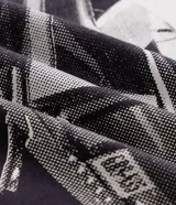 Remera de algodón color gris oscuro con cuello redondo y manga corta. Presenta un diseño gráfico en la espalda con la ilustración de un automóvil clásico, tipografía estilo vintage y detalles decorativos.