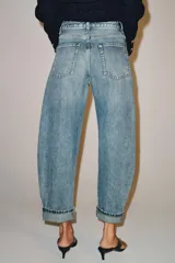 Jeans de tiro medio y corte balloon leg con efecto lavado, bolsillos clásicos y botamanga con vuelta.