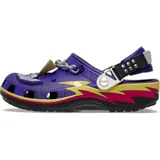 Zuecos Crocs Classic edición especial Yu-Gi-Oh!, de color morado con detalles gráficos de rayos en amarillo y fucsia, correa trasera ajustable y dijes Jibbitz temáticos que incluyen el Rompecabezas del Milenio y una carta de duelo.