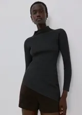 Jersey de punto gris oscuro con cuello alto y mangas largas.
