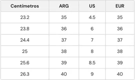 Bota negra de caña media con hebilla lateral y cadena decorativa.