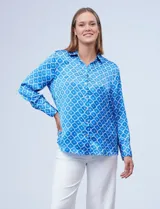 Camisa de satén estampado en blanco y negro, con cuello con solapa, escote en V y abertura central con botones.