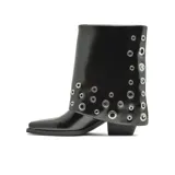 Bota de caña media en cuero negro con diseño de solapa superior decorada con múltiples ojales metálicos plateados. Presenta punta cuadrada y taco bloque bajo.