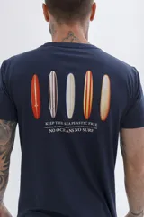 Remera azul marino de manga corta con pequeño estampado en el pecho.