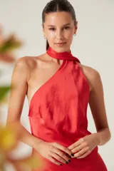 Vestido largo de satén color rojo, con escote halter y abertura lateral en la falda.