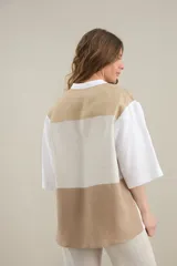 Camisa de lino de calce relajado, con cuello mao, mangas cortas y un diseño de bloques de color en tonos blanco, verde militar, tostado y negro. Cuenta con cierre frontal de botones.