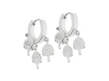 Par de aros plateados tipo argolla con tres dijes colgantes en forma de árbol.