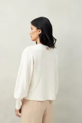 Sweater negro de tejido de punto con mangas abullonadas y puños elastizados.