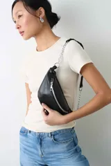 Remera de manga corta y cuello redondo confeccionada en suave tejido rib, con un diseño entallado al cuerpo.