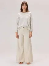 Pantalon de corte ancho y tiro alto, confeccionado en una mezcla de fibras naturales. Presenta un diseño de pierna recta y holgada, con bolsillos traseros aplicados y costuras reforzadas a lo largo de la pierna.