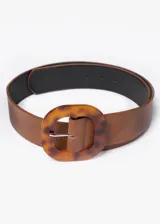 Cinto marrón de cuero sintético con hebilla cuadrada de carey y pasador metálico plateado.