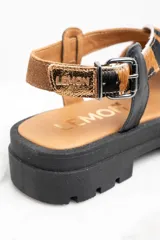 Sandalia de cuero con plataforma, tiras cruzadas de cuero color marrón y dorado animal print.