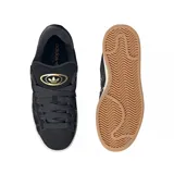 Championes adidas Campus 00S de color negro, confeccionados en gamuza con las icónicas tres tiras laterales decoradas con tachas doradas. Presentan suela de goma blanca con base color caramelo y detalles dorados en los ojales y el logo lateral.