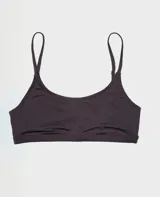 Top deportivo color chocolate, de lycra ecofriendly con protección solar SPF 50, con breteles finos y espalda deportiva.