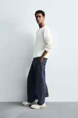 Jersey de punto regular fit, color azul marino, con cuello redondo y manga larga. Confeccionado en hilatura con mezcla de algodón y cáñamo. Acabados en rib.