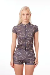 Microshort de tela elastizada con estampado de camuflaje y frunce en los laterales.