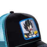 Gorro Capslab unisex con visera curva, paneles frontales negros y laterales de malla celeste. Parche frontal con el personaje Vegeta de Dragon Ball.