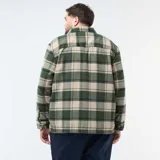 Sobrecamisa de franela con estampado de cuadros en tonos verde y beige, manga larga, cuello clásico y cierre frontal con botones. Cuenta con dos bolsillos frontales con solapa y botón.