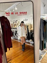 Camisa blanca de lino con escote en V y bordado multicolor.