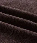 Suéter masculino de cuello redondo y manga larga, confeccionado en tejido fleece con felpa. Presenta puños y ruedo acanalados, con un diseño básico y liso.