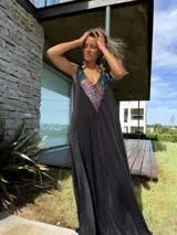 Vestido largo negro de corte holgado, con escote en V profundo decorado con lentejuelas multicolor brillantes.