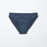Pack de cinco braguitas de algodón, corte clásico, con borde de encaje blanco. Incluye dos lisas (azul y gris), una blanca lisa, una azul marino con estampado floral pequeño y una azul con estampado floral pequeño.
