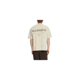Remera Allsaints de color blanco tiza, corte holgado, manga corta y cuello redondo. Presenta un pequeño estampado en el pecho con la inscripción de la marca.