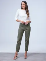 Pantalón verde militar de gabardina elastizada, marca Ruby Rd, corte recto, largo al tobillo y pretina ancha elastizada. Delantera con bolsillos simulados y trasera con bolsillos aplicados.