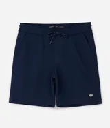 Bermuda masculina de corte slim, confeccionada en algodón con felpa de color beige, con cintura elástica, cordón ajustable y bolsillos laterales.