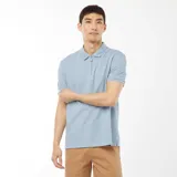 Remera celeste de hombre con cuello polo y cierre de cremallera, de manga corta y tejido con textura de panal de abeja.