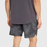Short de baño color gris oscuro con estampado de hojas de helecho en tono más claro. Presenta un corte recto, bolsillos laterales y un parche circular con logo en la parte inferior.