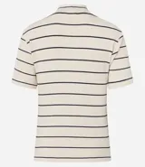 Blusa de ribana color marrón con rayas horizontales blancas, cuello medio, mangas cortas y corte ajustado.