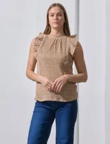Blusa color beige con textura acanalada, cuello alto con detalle de crochet y volados en los hombros.