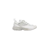 Championes de colaboración MM6 Maison Margiela x Salomon modelo ACS Pro, diseño técnico en color blanco y gris con suela track y sistema de ajuste rápido de cordones.