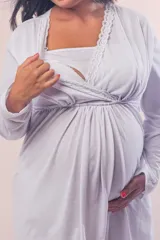 Camisón maternal de algodón elastizado color blanco, con escote cruzado y detalle de puntilla. Posee diseño funcional para lactancia y elástico bajo el busto para mayor soporte.