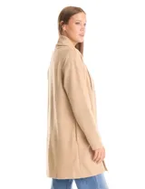 Cardigan largo de tejido de punto suave, color gris, con cuello con caída fluida, mangas largas con hombros caídos y bolsillos laterales discretos.